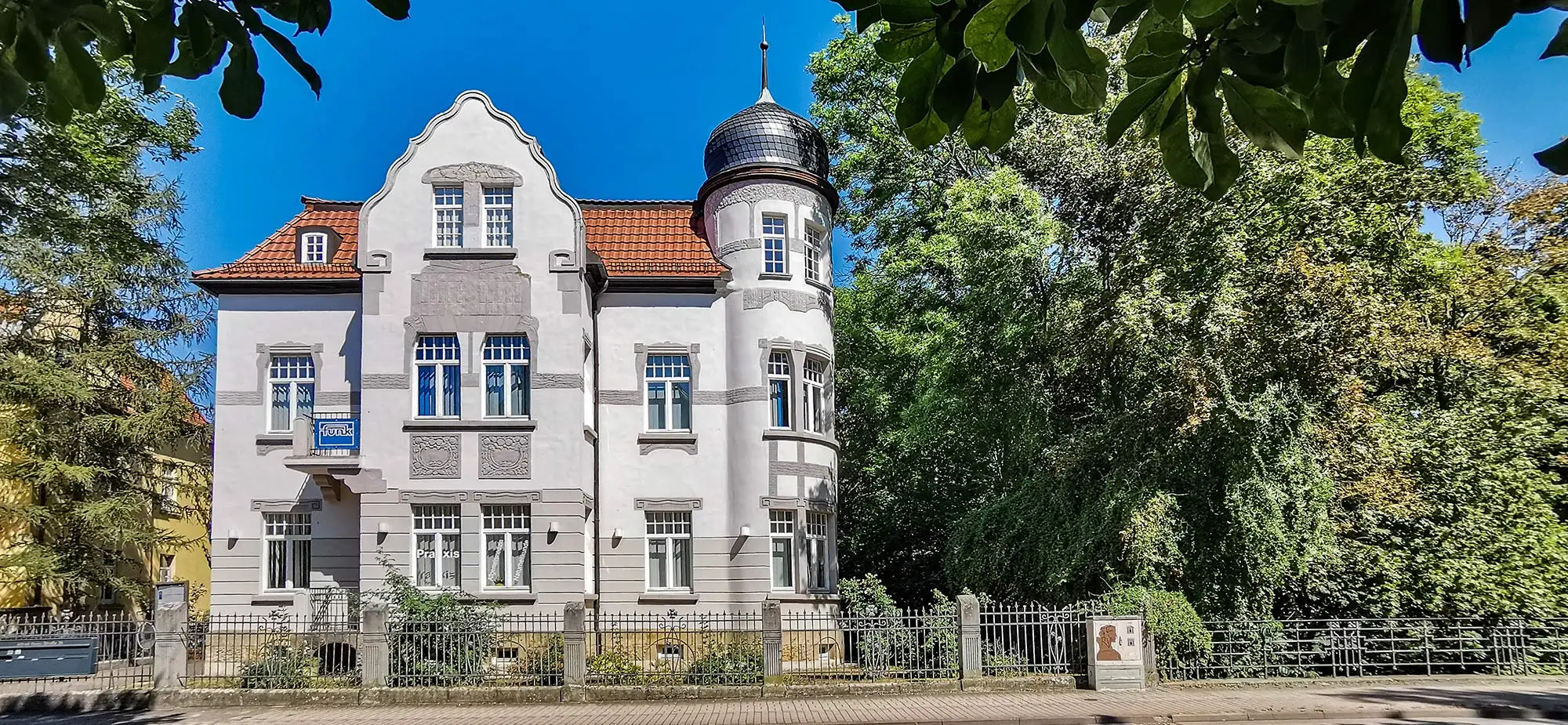 Praxis Orosz Aussenansicht Gebäude